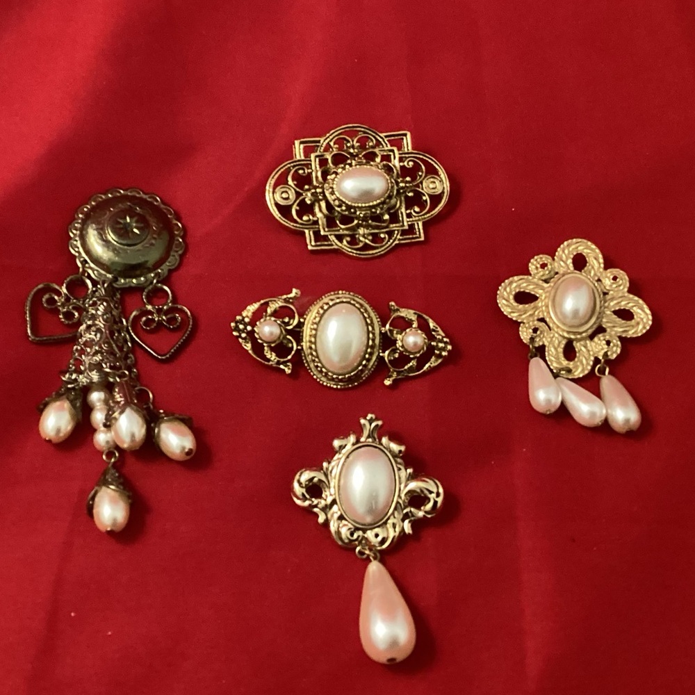 Faux pearls costume jewelry brooches lot